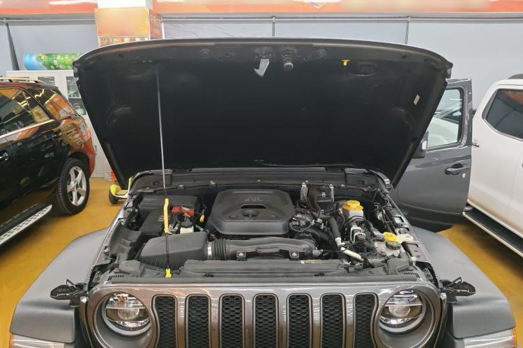 Used Jeep Wrangler 2019 2.0T Rubicon Four-Door Version China VI Emission Standard Engine Bay