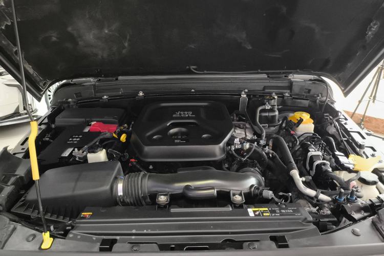 Used Jeep Wrangler 2019 2.0T Sahara Four-Door Version China VI Emission Standard Engine Bay