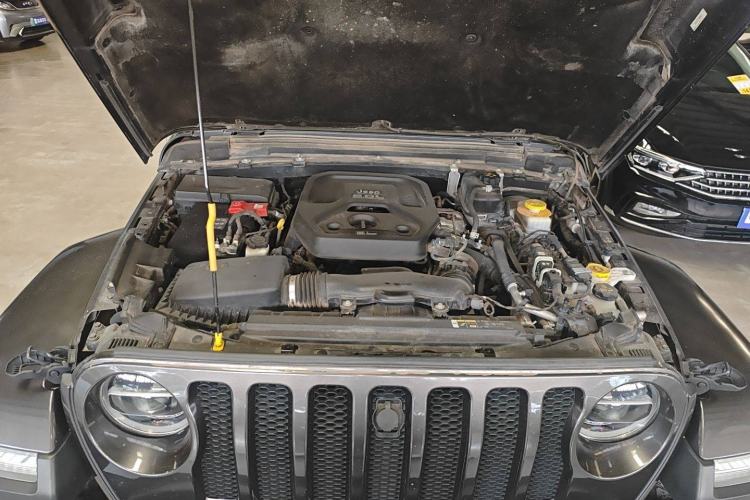 Used Jeep Wrangler 2019 2.0T Sahara Four-Door Brilliant Top Version China VI Emission Standard Engine Bay