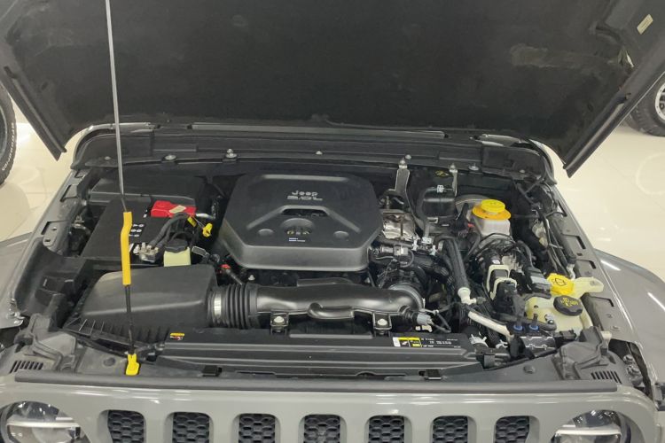Used Jeep Wrangler 2019 2.0T Sahara Four-Door Version China VI Emission Standard Engine Bay
