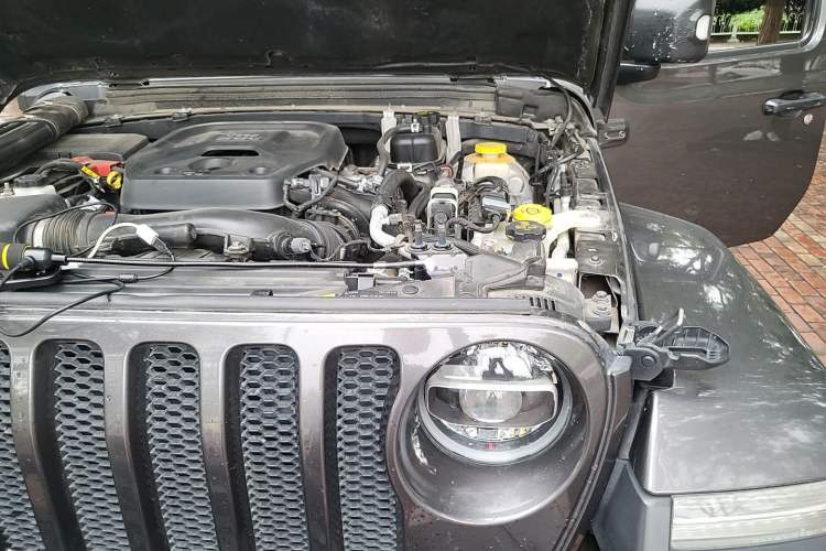 Used Jeep Wrangler 2019 2.0T Sahara Four-Door Version China VI Emission Standard Engine Bay Left