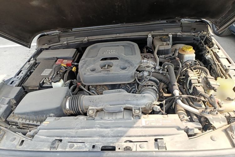Used Jeep Wrangler 2019 2.0T Sahara Four-Door Version China VI Emission Standard Engine Bay