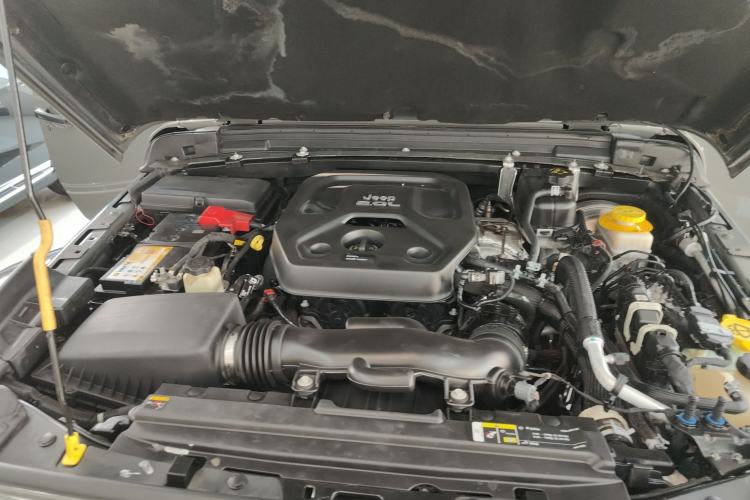 Used Jeep Wrangler 2019 2.0T Sahara Four-Door Version China VI Emission Standard Engine Bay