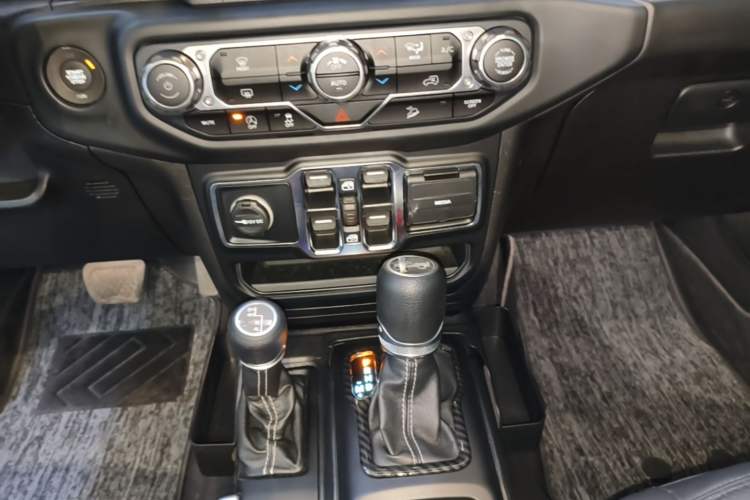 Used Jeep Wrangler 2019 2.0T automatic four-door hardtop parallel imported vehicle Gear Lever