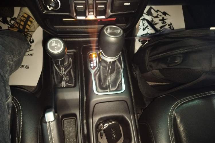 Used Jeep Wrangler 2019 2.0T Sahara Four-Door Version China VI Emission Standard Gear Lever
