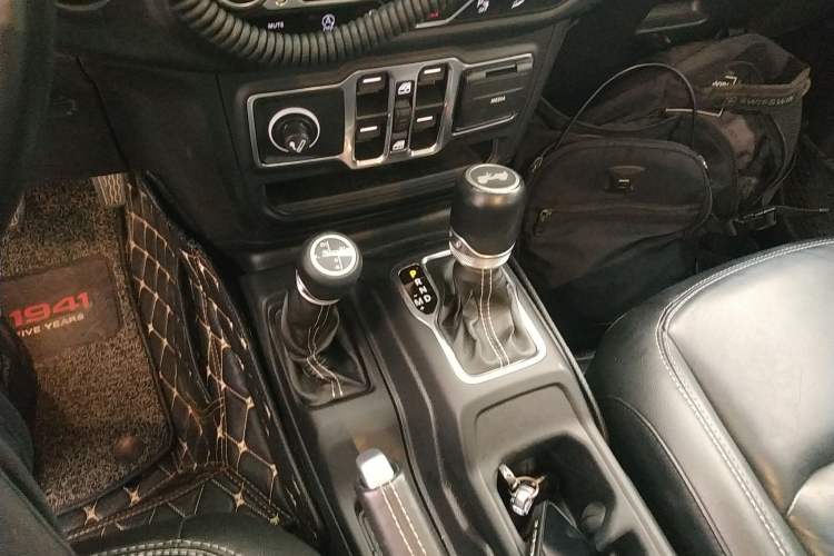 Used Jeep Wrangler 2019 2.0T Sahara Four-Door Version China VI Emission Standard Gear Lever