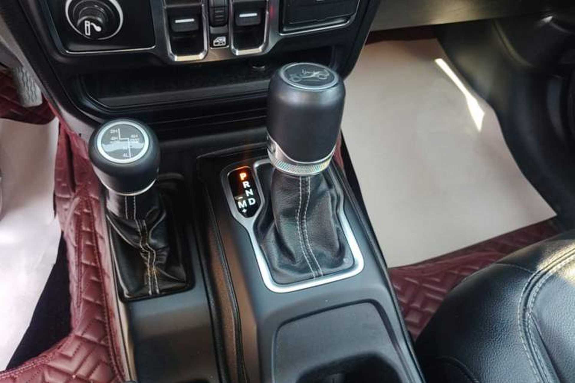 Used Jeep Wrangler 2019 2.0T Sahara Four-Door Version China VI Emission Standard Gear Lever