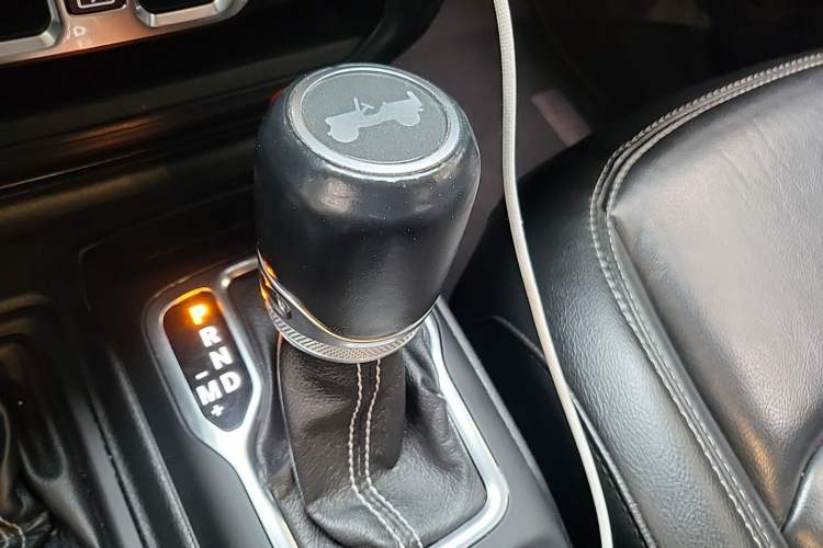 Used Jeep Wrangler 2019 2.0T Sahara Four-Door Version China VI Emission Standard Gear Lever