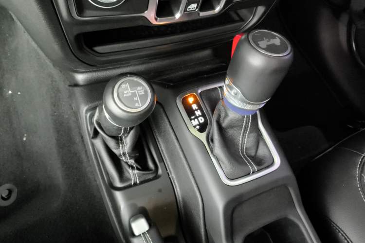 Used Jeep Wrangler 2019 2.0T Sahara Four-Door Version China VI Emission Standard Gear Lever