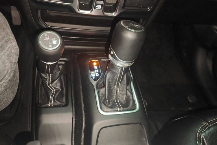 Used Jeep Wrangler 2019 2.0T Sahara Four-Door Brilliant Top Version China VI Emission Standard Gear Lever