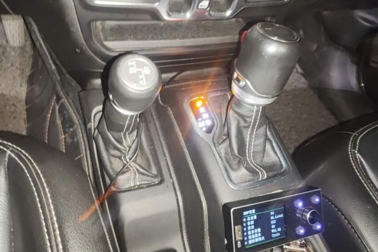 Used Jeep Wrangler 2019 2.0T Sahara Four-Door Version China VI Emission Standard Gear Lever
