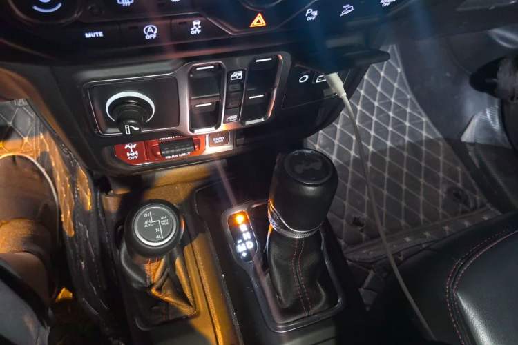 Used Jeep Wrangler 2019 2.0T Rubicon Four-Door Version China VI Emission Standard Gear Lever