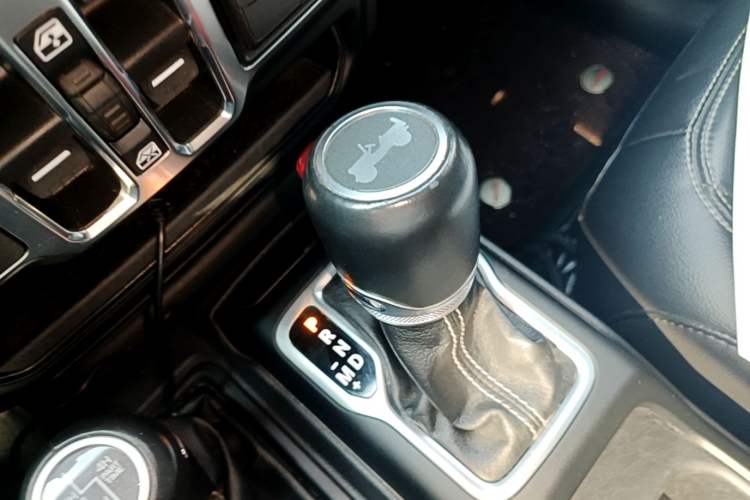 Used Jeep Wrangler 2019 2.0T Sahara Four-Door Version China VI Emission Standard Gear Lever