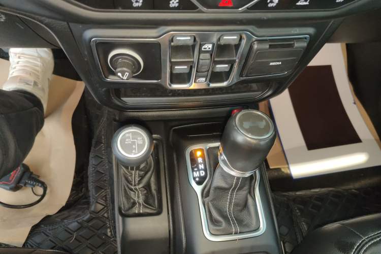 Used Jeep Wrangler 2019 2.0T Sahara Four-Door Version China VI Emission Standard Gear Lever