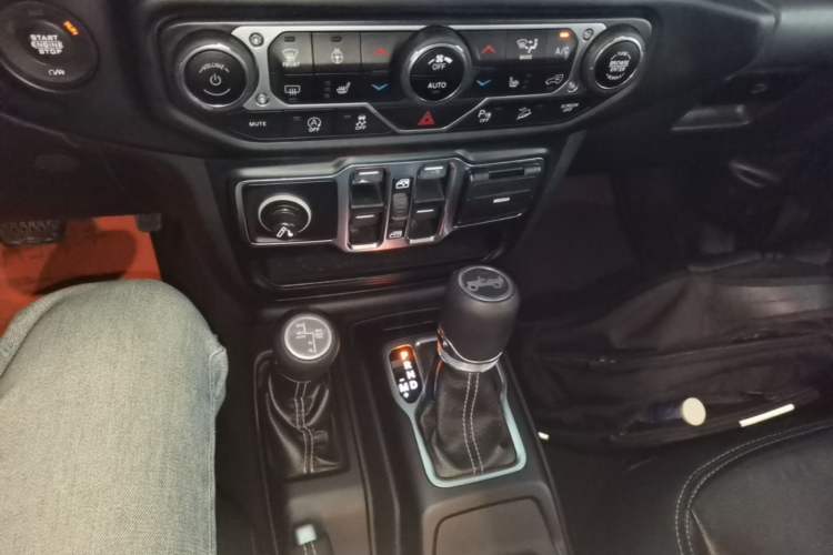 Used Jeep Wrangler 2019 2.0T Sahara 4-Door Version China V Standard Gear Lever