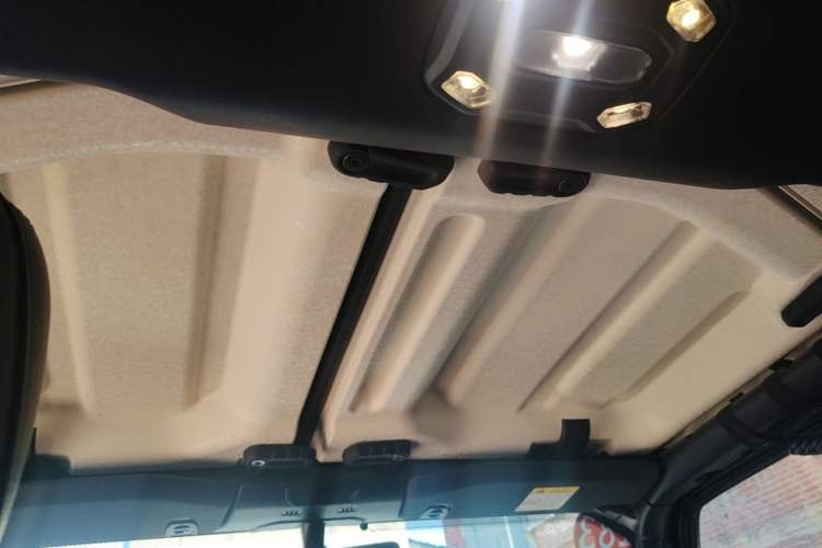 Used Jeep Wrangler 2019 2.0T Sahara Four-Door Version China VI Emission Standard Headliner