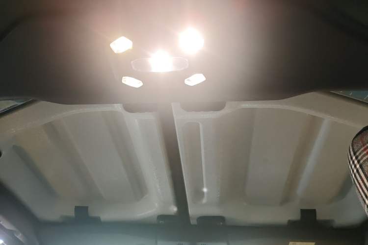 Used Jeep Wrangler 2019 2.0T Rubicon Four-Door Version China VI Emission Standard Headliner