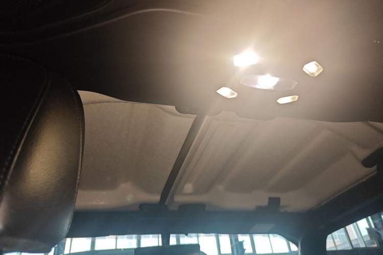 Used Jeep Wrangler 2019 2.0T Sahara Four-Door Brilliant Top Version China VI Emission Standard Headliner