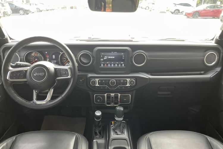 Used Jeep Wrangler 2019 2.0T Sahara Four-Door Version China VI Emission Standard Interior 1