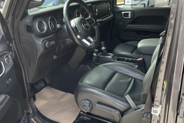 Used Jeep Wrangler 2019 2.0T Sahara Four-Door Version China VI Emission Standard Interior 2