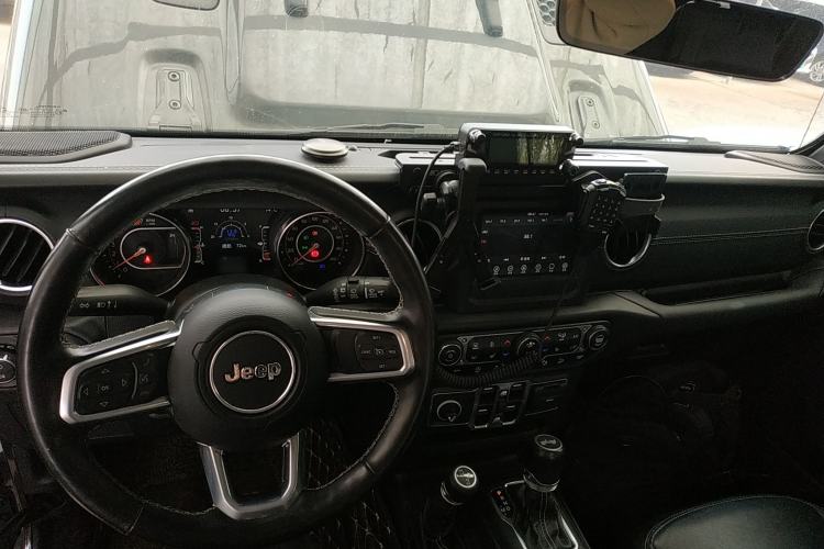 Used Jeep Wrangler 2019 2.0T Sahara Four-Door Version China VI Emission Standard Interior 2