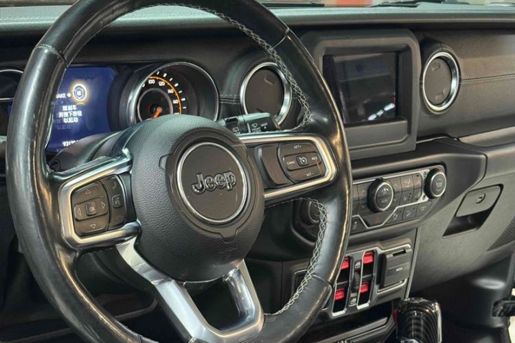 Used Jeep Wrangler 2019 2.0T Sahara Four-Door Version China VI Emission Standard Interior 2
