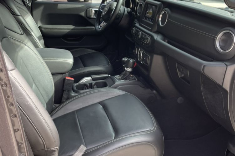 Used Jeep Wrangler 2019 2.0T Sahara Four-Door Version China VI Emission Standard Interior 3