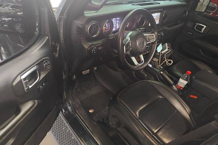 Used Jeep Wrangler 2019 2.0T Sahara Four-Door Brilliant Top Version China VI Emission Standard Interior 3