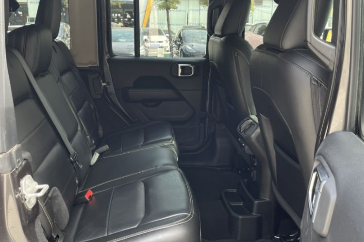 Used Jeep Wrangler 2019 2.0T Sahara Four-Door Version China VI Emission Standard Interior 4