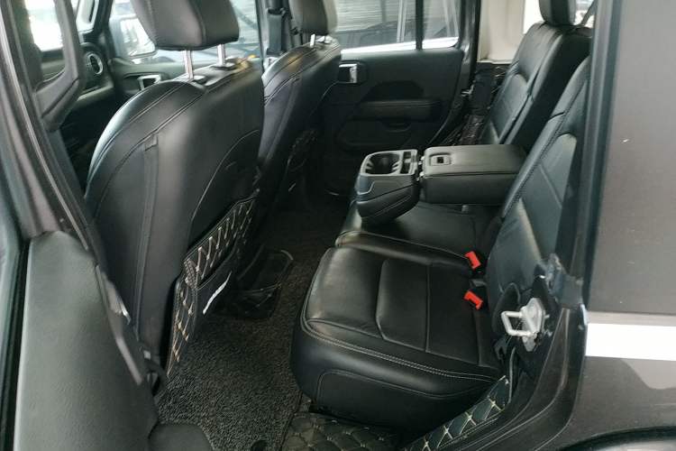 Used Jeep Wrangler 2019 2.0T Sahara Four-Door Version China VI Emission Standard Interior 4