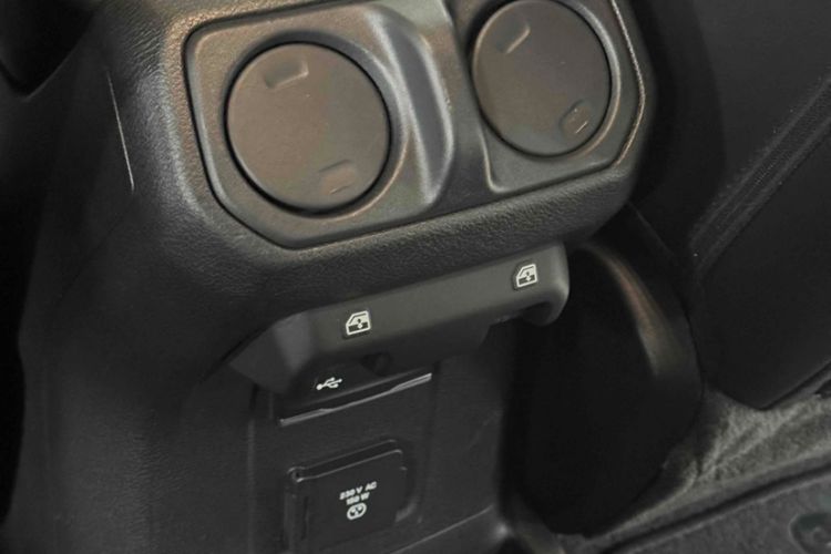 Used Jeep Wrangler 2019 2.0T Sahara Four-Door Version China VI Emission Standard Interior 4