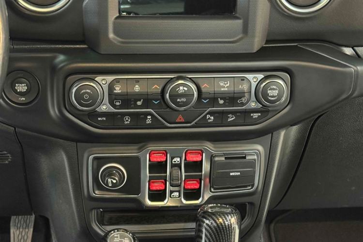 Used Jeep Wrangler 2019 2.0T Sahara Four-Door Version China VI Emission Standard Interior 5