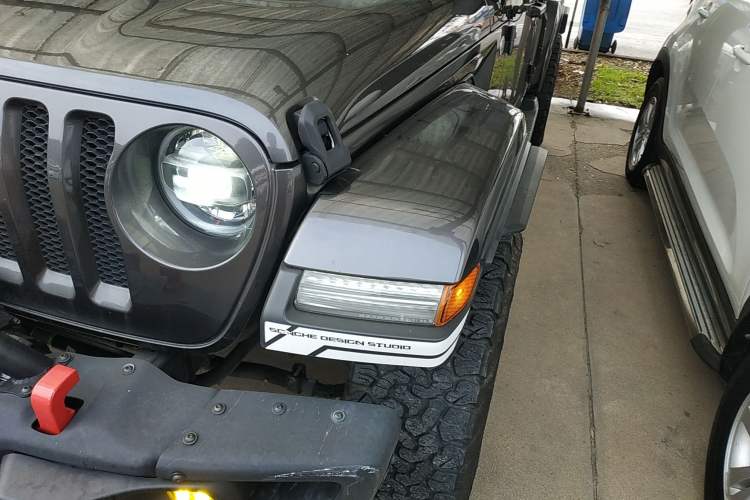 Used Jeep Wrangler 2019 2.0T Sahara Four-Door Version China VI Emission Standard Left Front Headlight
