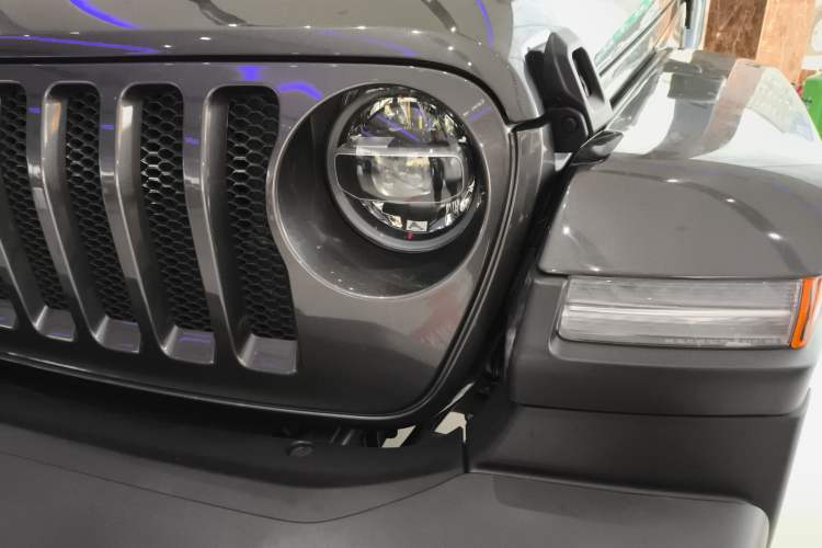 Used Jeep Wrangler 2019 2.0T Sahara Four-Door Version China VI Emission Standard Left Front Headlight
