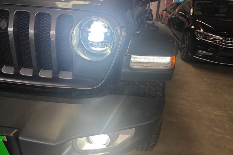 Used Jeep Wrangler 2019 2.0T Sahara Four-Door Brilliant Top Version China VI Emission Standard Left Front Headlight