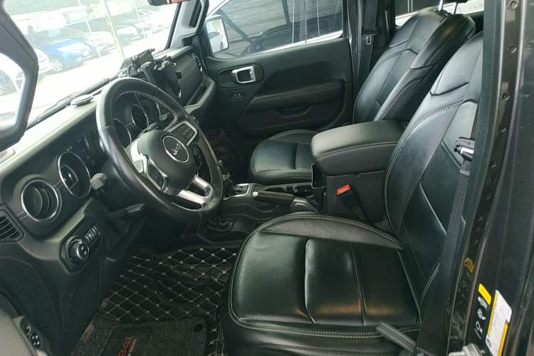 Used Jeep Wrangler 2019 2.0T Sahara Four-Door Version China VI Emission Standard Left Front Seat