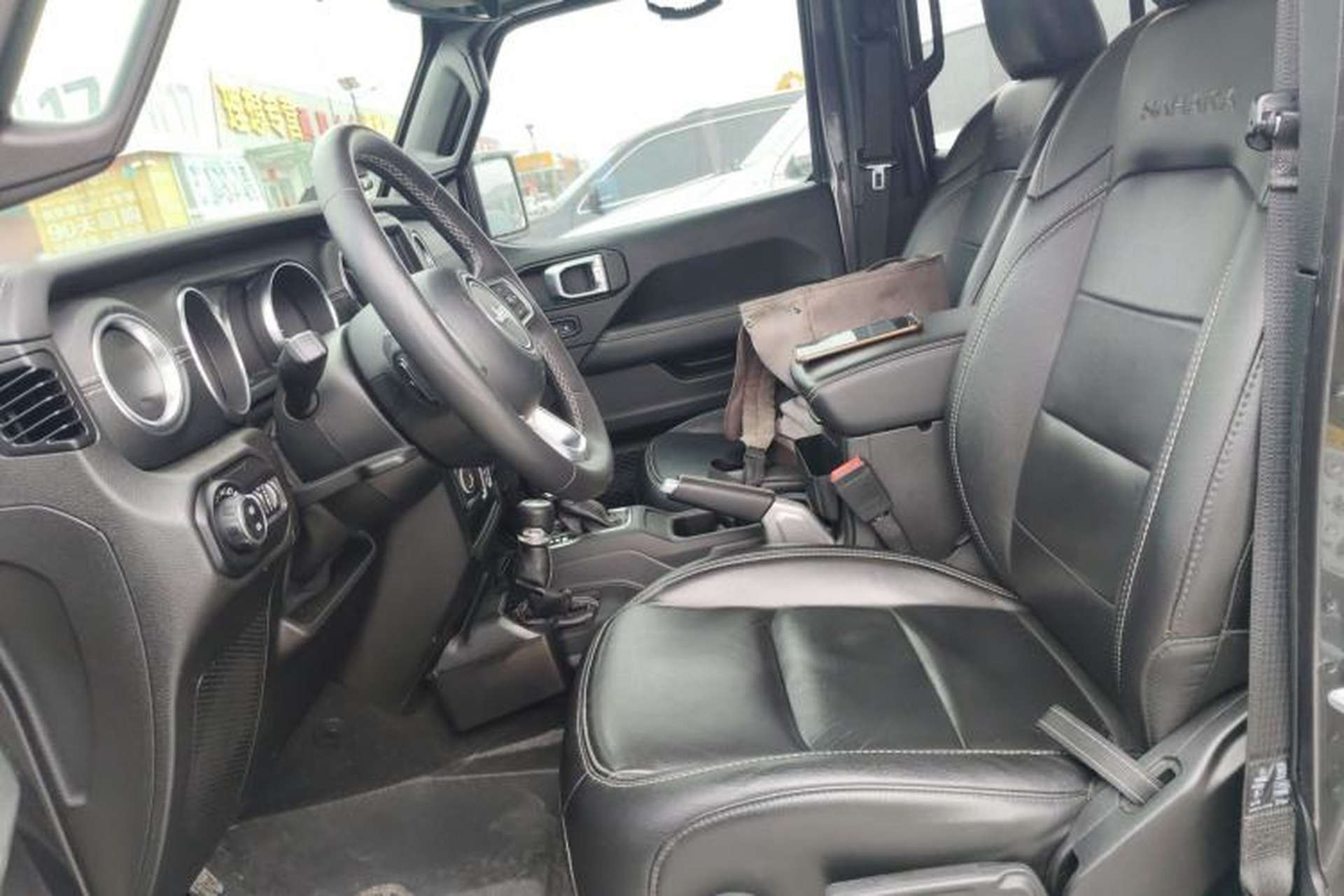 Used Jeep Wrangler 2019 2.0T Sahara Four-Door Version China VI Emission Standard Left Front Seat