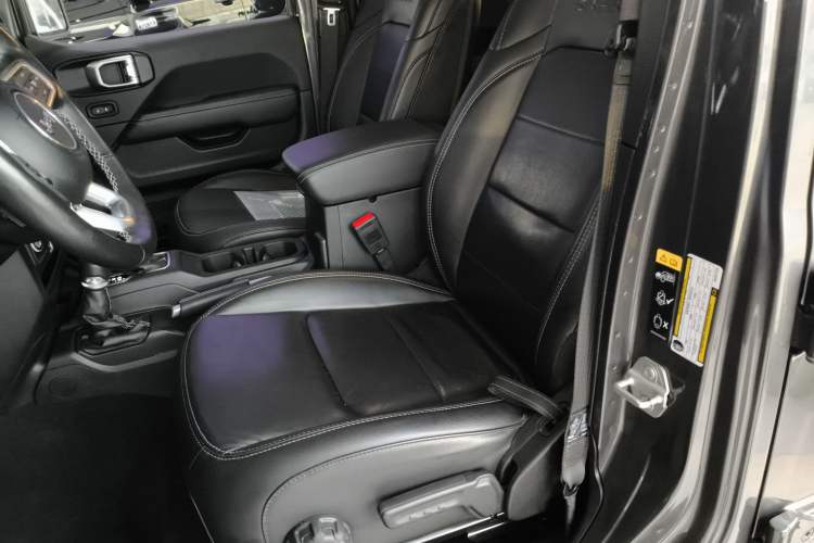 Used Jeep Wrangler 2019 2.0T Sahara Four-Door Version China VI Emission Standard Left Front Seat