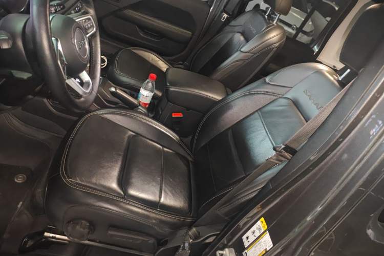 Used Jeep Wrangler 2019 2.0T Sahara Four-Door Brilliant Top Version China VI Emission Standard Left Front Seat