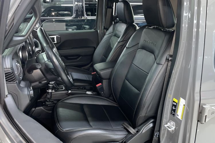 Used Jeep Wrangler 2019 2.0T Sahara Four-Door Version China VI Emission Standard Left Front Seat
