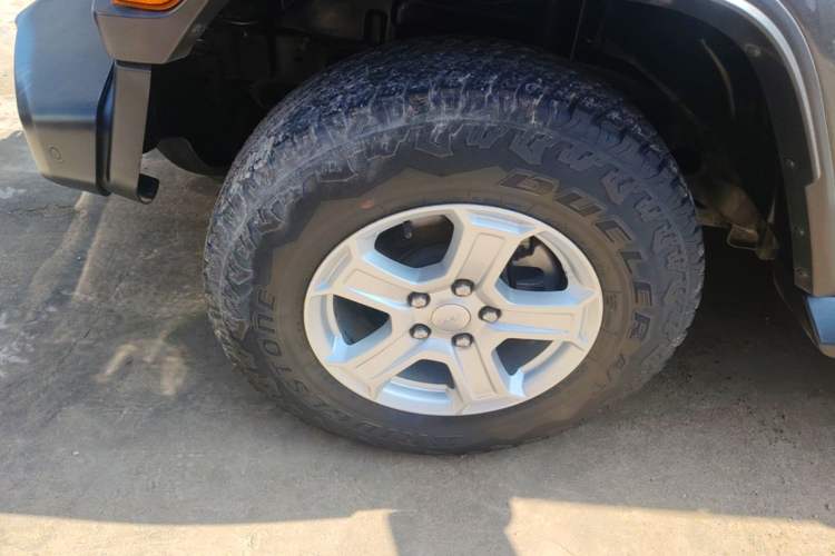 Used Jeep Wrangler 2019 2.0T Sahara Four-Door Version China VI Emission Standard Left Front Wheel Hub