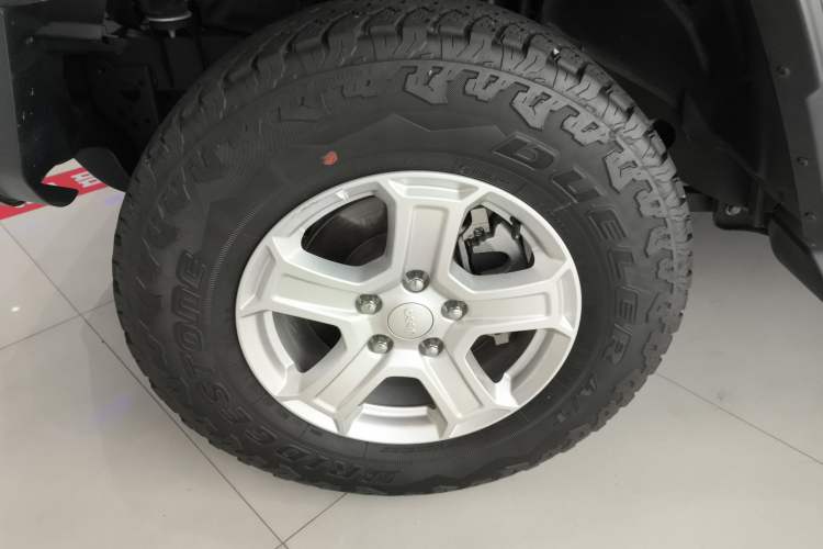 Used Jeep Wrangler 2019 2.0T Sahara Four-Door Version China VI Emission Standard Left Front Wheel Hub