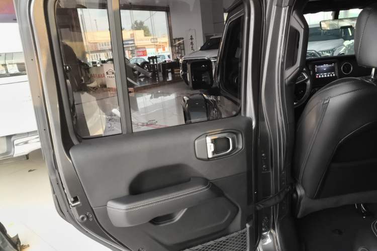 Used Jeep Wrangler 2019 2.0T Sahara Four-Door Version China VI Emission Standard Left Rear Door Interior