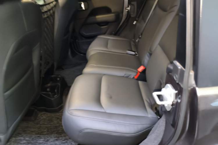 Used Jeep Wrangler 2019 2.0T automatic four-door hardtop parallel imported vehicle Left Rear Seat