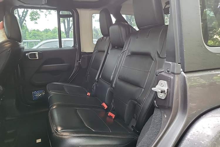 Used Jeep Wrangler 2019 2.0T Sahara Four-Door Version China VI Emission Standard Left Rear Seat