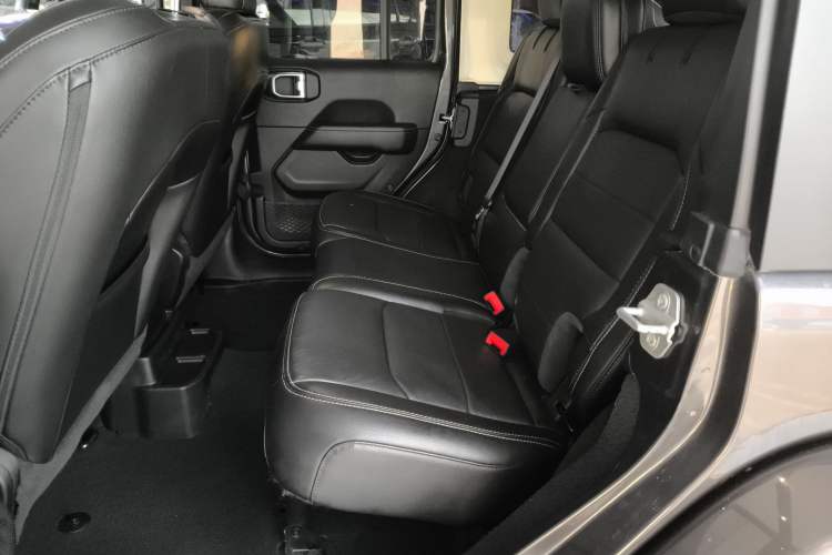 Used Jeep Wrangler 2019 2.0T Sahara Four-Door Version China VI Emission Standard Left Rear Seat