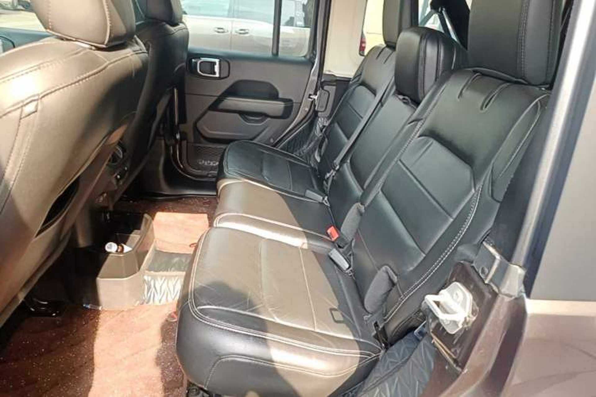 Used Jeep Wrangler 2019 2.0T Sahara Four-Door Version China VI Emission Standard Left Rear Seat