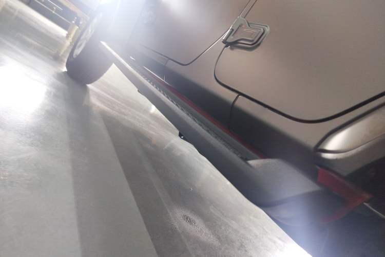 Used Jeep Wrangler 2019 2.0T Sahara Four-Door Version China VI Emission Standard Left Side Sill