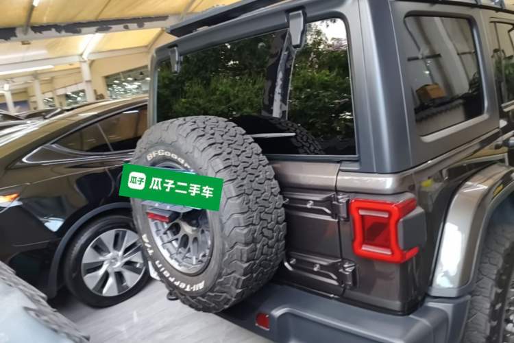 Used Jeep Wrangler 2019 2.0T automatic four-door hardtop parallel imported vehicle Rear