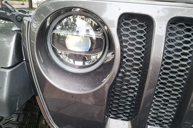Used Jeep Wrangler 2019 2.0T Sahara Four-Door Version China VI Emission Standard Right Front Headlight